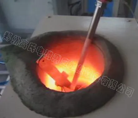 孟加拉国客户采用中频加热炉熔炼铁